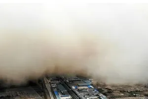 Ảnh: ‘Sóng cát’ tràn phủ cả một huyện ở Trung Quốc