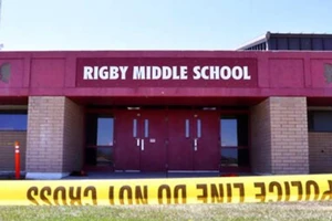 Nóng: Học trò nữ lớp 6 cầm súng vào trường bắn nhiều bạn học