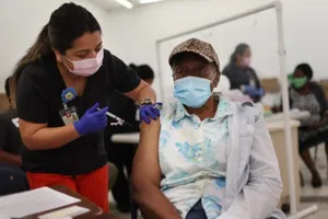 Tiêm kết hợp 2 loại vaccine và tiêm tăng cường liều ba sẽ ngừa nhiễm tốt hơn?