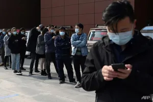 Trung Quốc: Nhiều TP tuyên bố trạng thái ‘tiền chiến tranh’ giám sát dịch