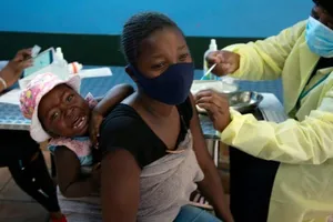 Biến thể Omicron cùng mức 'đáng ngại' như Delta, các hãng vaccine đã vào cuộc