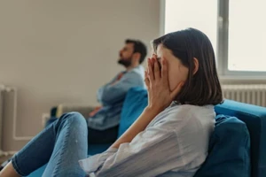 Làm gì khi cha mẹ, anh chị em không chịu đi tiêm ngừa COVID-19?