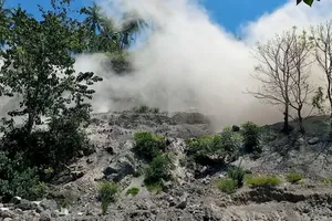 Động đất mạnh 7,4 độ Richter ở Indonesia, cảnh báo sóng thần, dân đổ ra đường