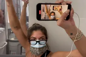 Biết bị nhiễm COVID-19 khi đang trên máy bay, cô giáo vào nhà vệ sinh tự cách ly