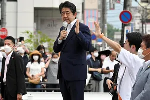 Cựu Thủ tướng Nhật Shinzo Abe phát biểu tại TP Nara trước khi bị bắn, ngày 8-7. Ảnh: CNN