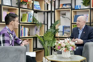 Cựu Đại sứ Anh Mark Kent gợi ý cách Việt Nam thu hút đầu tư nước ngoài