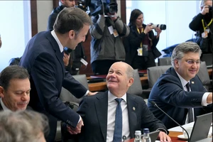 EU-Mỹ chiến tranh thương mại vì thuế quan ‘thì bên cười là Trung Quốc’