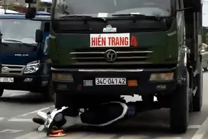 Mô tô CSGT bị xe tải tông, kéo lê trên đường