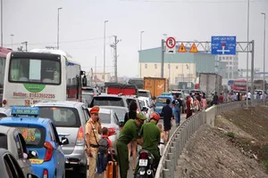 Bến phà Gót đi Cát Bà 'vỡ trận' trước dịp nghỉ lễ