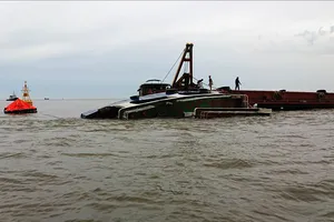 Tàu nạo vét đổ bùn thải bị giông đánh chìm trên biển