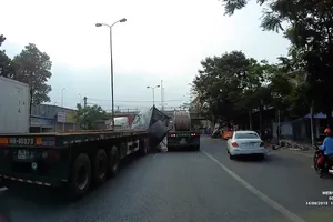 2 cuộn tôn văng khỏi khỏi xe đầu kéo đang chạy trên đường 