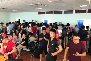 Hơn 5.000 du khách bị kẹt trên đảo Cô Tô bắt đầu về đất liền