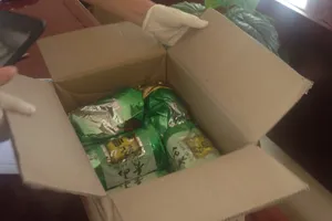 Bắt cặp nam nữ giấu 5 kg hàng đá trong túi đựng trà