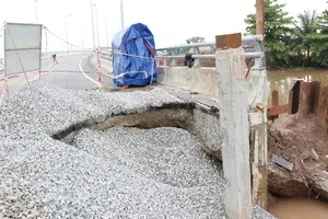 Đường dẫn sụt lún sau mưa, cấm xe tải, xe khách qua cầu Đăng