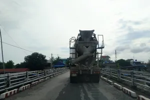 Cấp phép cho xe bê tông qua cầu hạn chế tải trọng