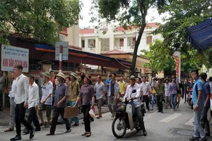 Dân kéo lên tỉnh phản đối xây nhà máy rác