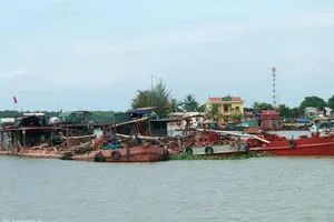Dân bắt giữ tàu khai thác cát trên bãi ngao