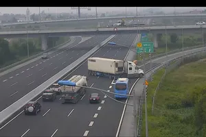 Kinh hoàng xe container 'làm xiếc' trên cao tốc