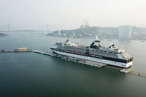 3.000 khách quốc tế đi tàu 5 sao tham quan vịnh Hạ Long