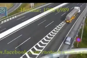 Đề nghị xử phạt tài xế xe hơi chạy lùi trên cao tốc