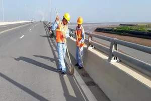 Cầu vượt biển dài nhất Việt Nam nghi bị rải đinh liên tiếp