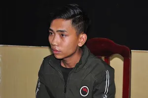 Thợ sửa xe máy rải đinh trên cầu vượt biển dài nhất Việt Nam