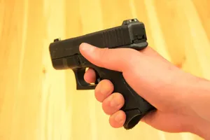 Tên cướp buộc nhân viên ngân hàng... chuyển tiền vào tài khoản