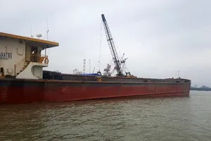 Bắt quả tang tàu nạo vét xả bùn thải xuống lòng sông