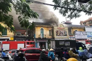 Bốn vị khách mắc kẹt trong đám cháy khách sạn ở Hải Phòng