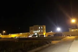 Quản giáo cho phạm nhân gọi điện ra ngoài để thu tiền