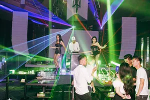 Chủ quán bar và khách hỗn chiến vì... nữ nhân viên