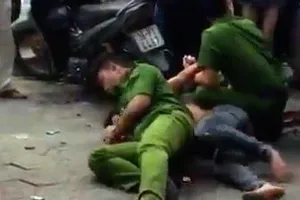 1 thanh niên ngáo đá vung dao chém người 