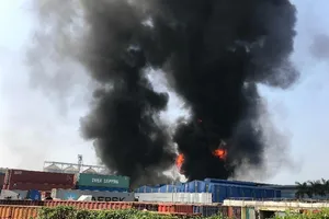 Công an, quân đội dập đám cháy lớn ở Hải Phòng