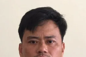 Thợ mộc tấn công vợ chồng hàng xóm bằng dùi đục