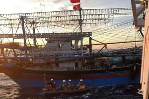 Huy động tìm kiếm 9 người trên tàu cá gặp nạn