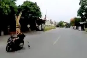 1 CSGT bị xe máy tông văng lên cao, trọng thương