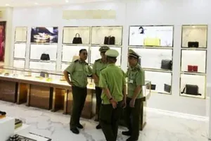 Cửa hàng phục vụ 'tour 0 đồng' bán hàng hiệu nghi nhái 