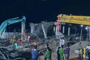 Cây xăng đang đổ mái bị sập, ít nhất bảy người bị thương