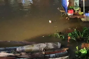Tưởng sắt vụn dưới lòng sông, đào lên phát hiện quả bom