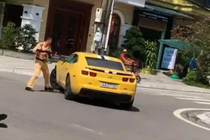 Người lái siêu xe bỏ chạy khi CSGT dùng súng AK đập cửa là ai?