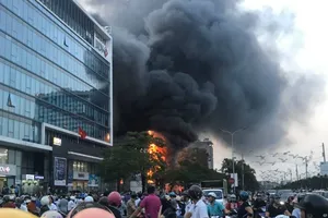 Cháy siêu thị điện máy, cột khói bốc cao ngùn ngụt