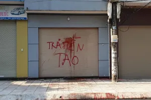 Nghi vợ vay nóng bỏ nhà đi, chồng bị giang hồ ném 'bom bẩn' 