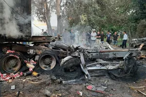 Sau va chạm, 1 xe container bốc cháy