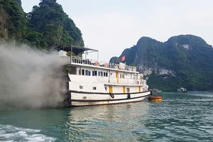 Tàu du lịch bốc cháy, khói mù mịt trên vịnh Hạ Long