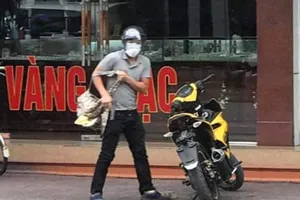 Dùng súng ngắn cướp tiệm vàng ngay thị xã