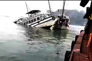 Tàu du lịch bị chìm trên vịnh Hạ Long sau va chạm với sà lan