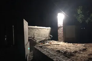 Mái cổng đang thi công đổ sập, 2 thợ xây tử vong