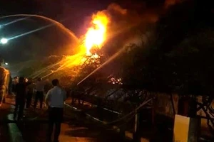 Kho xưởng giày da bốc cháy dữ dội