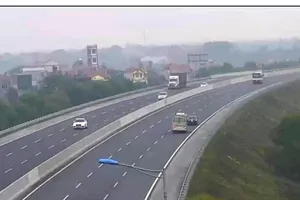 Ô tô 4 chỗ lùi 6 km trên cao tốc Hà Nội - Hải Phòng