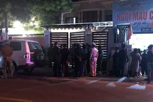 Nổ súng AK bắn chết vợ, khống chế 4 con tin